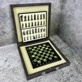 Шахматы подарочные с металлическими фигурами Троянская война, 25х25см,змеевик и офиокальцит (2)